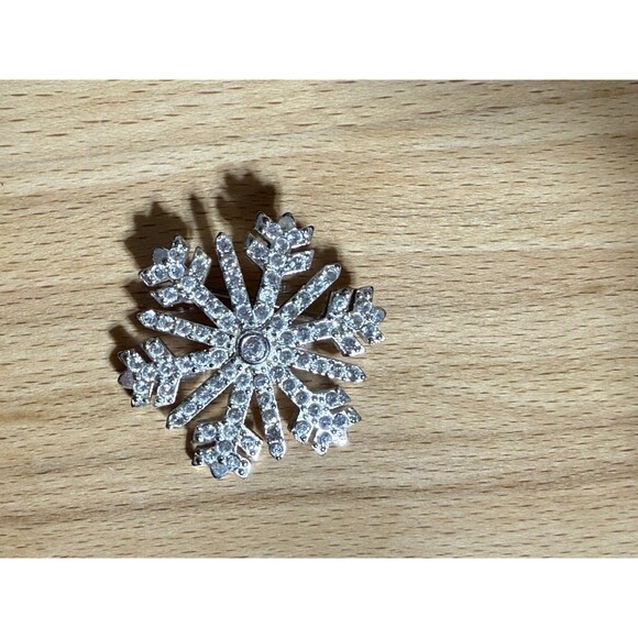 Vintage Christmas Brooch SNOWFLAKE Pin Crystal Silver Tone Signed Monet 1.5 in - Picture 4 of 8